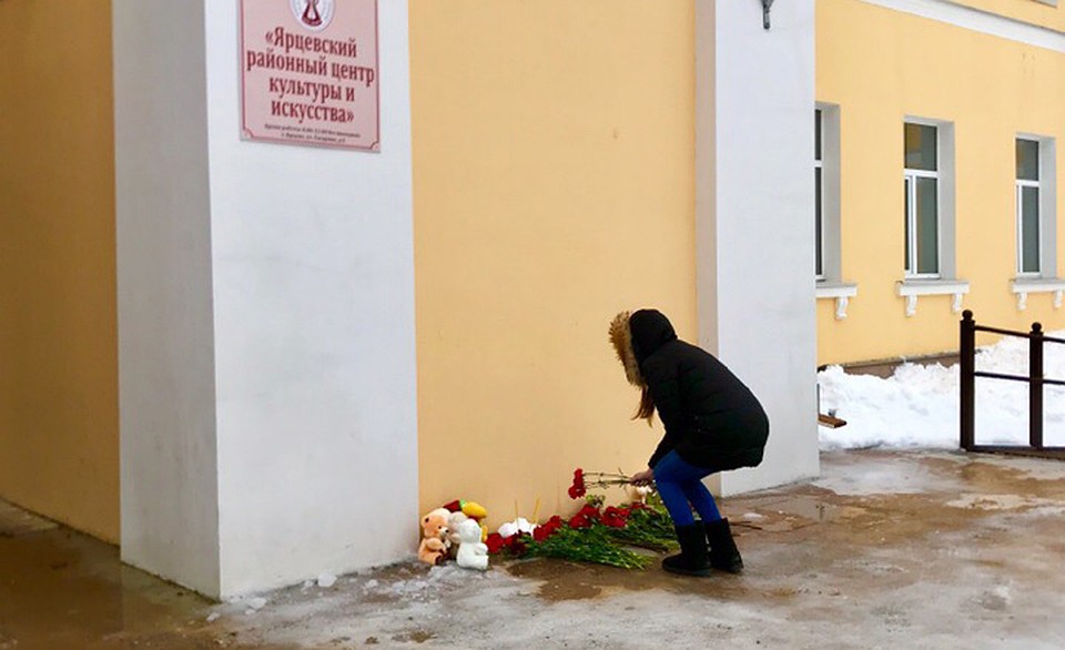Смоляне несут цветы, свечи и игрушки к ДК в Ярцево. ФОТО: ВКонтакте.