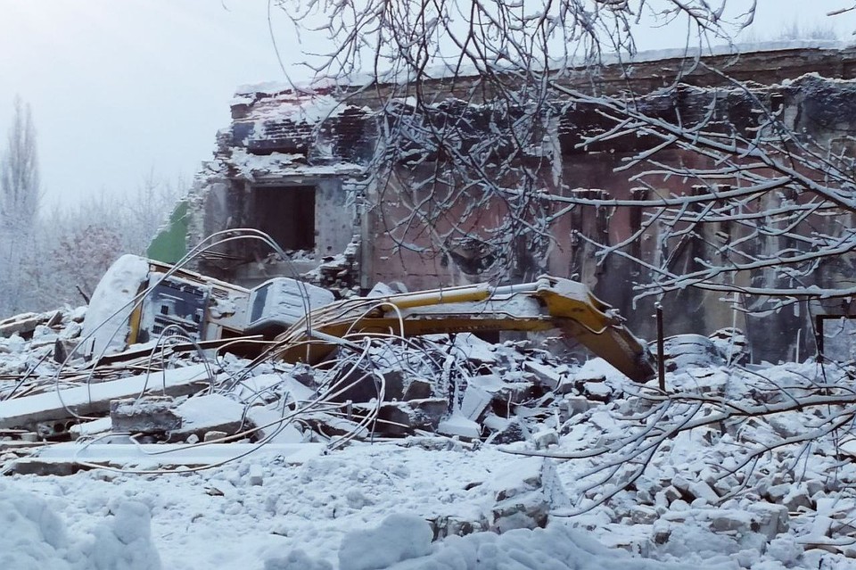 У ДК "Парус" завалился экскаватор. фото Telegram «Посидим, погэкаем»