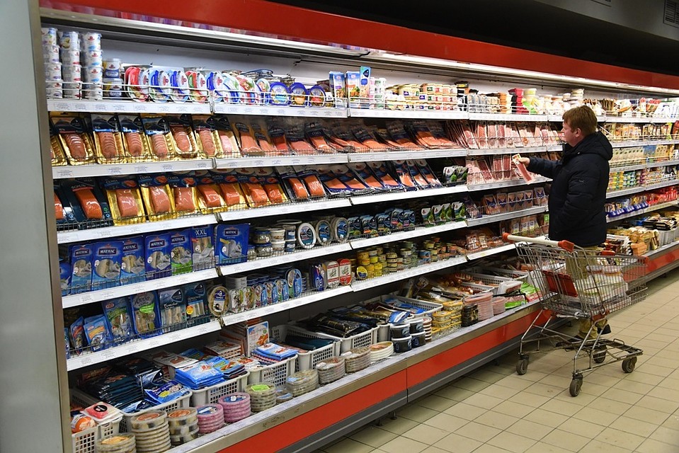 Вор украл продукты и вывез их на тележке из магазина
