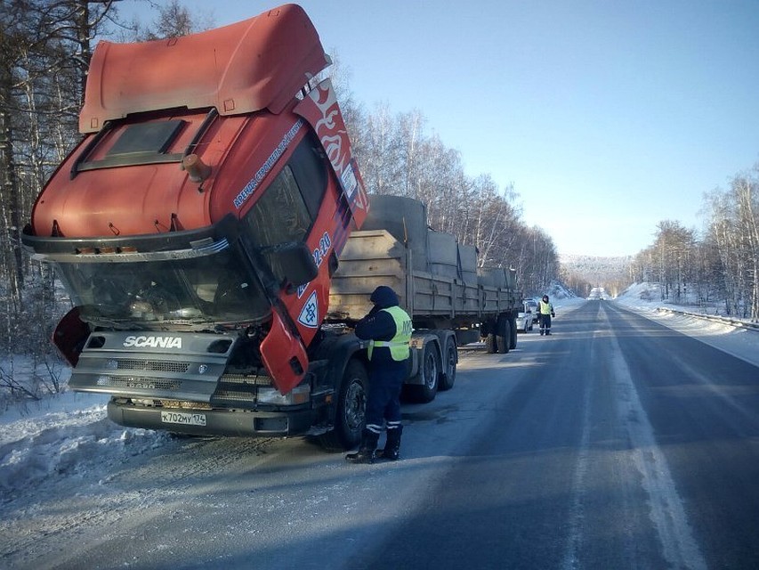 Сотрудники ДПС приходят на помощь. Фото: УГИБДД Челябинской области