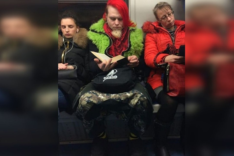 Будни новосибирцев раскрасил яркий пассажир. Фото: vk.com/subwaynsk.