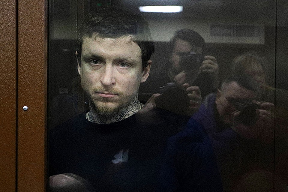 Обросший щетиной Павел Мамаев так и простоял на ногах все заседание. Фото: Гавриил Григоров/ТАСС
