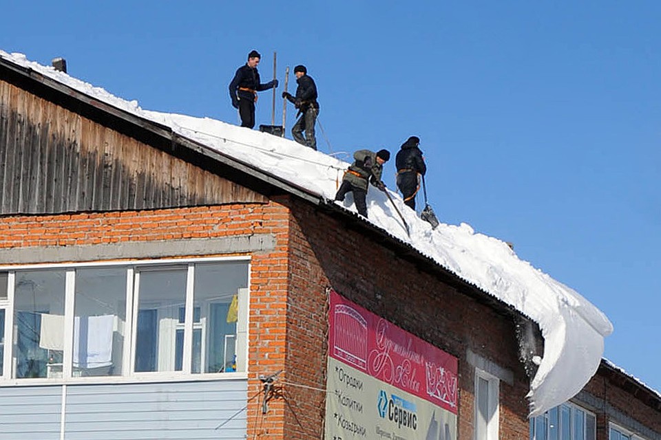 В управления муниципального контроля напомнили, что чистить крыши нужно не только сбивая сосульки, но и их ледяную основу