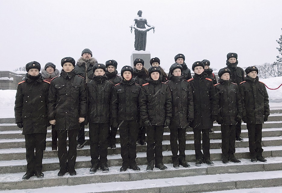 Кадеты на Пискаревском кладбище в Санкт-Петербурге.