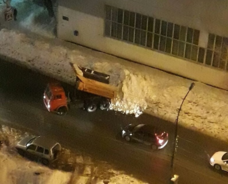 Самосвал в Саратове вывалил собранный снег на соседней улице. Фото соцсетей