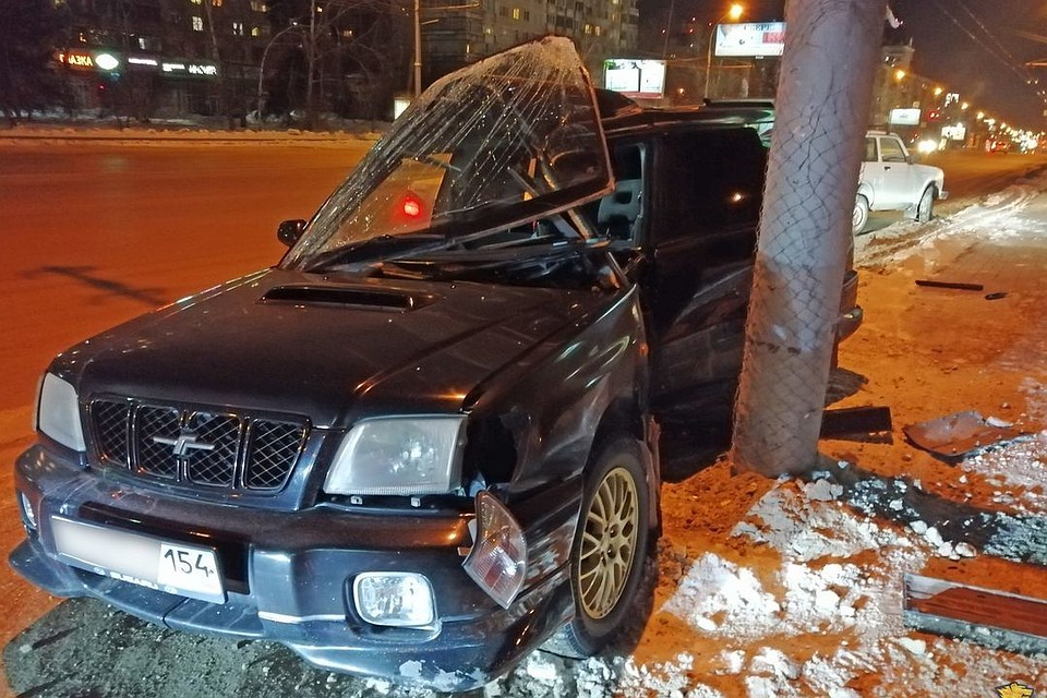 От удара машина осталась без лобового стекла.