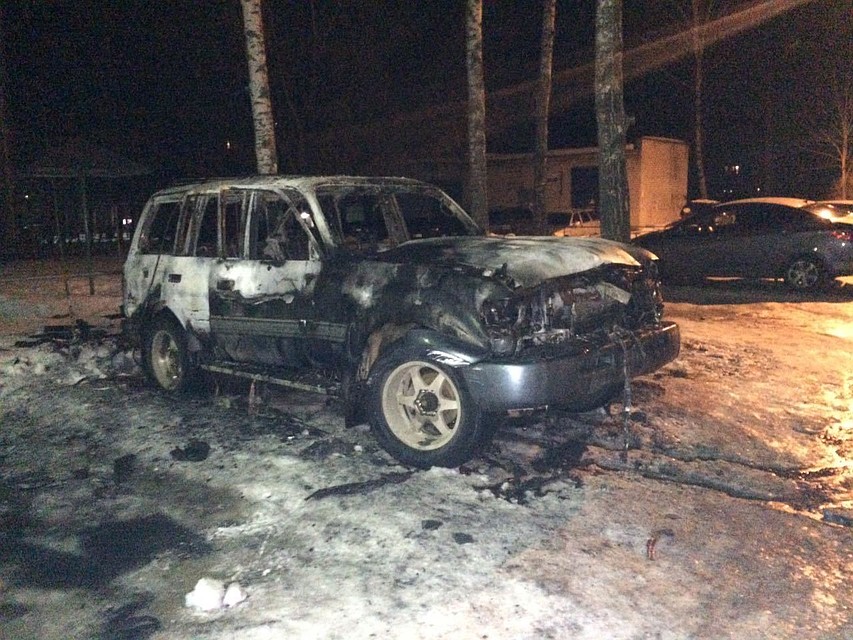 Toyota Land Cruiser сгорела в Смоленской области. ФОТО: с места происшествия предоставлено ГУ МЧС России по Смоленской области.