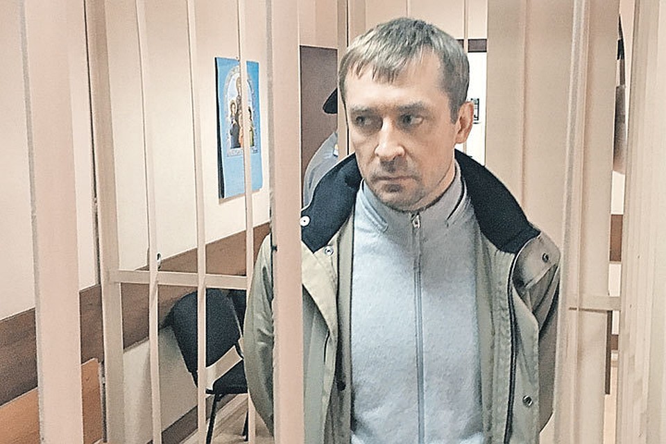 Кто же не знает Дмитрия Захарченко! Это полковник полиции, сотрудник антикоррупционного главка МВД России. Тот самый, у которого дома нашли наличности на 8 млрд рублей.