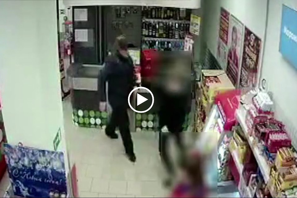 В кировском магазине пожилой мужчина ударил покупателя по шее. Фото: скриншот видеозаписи