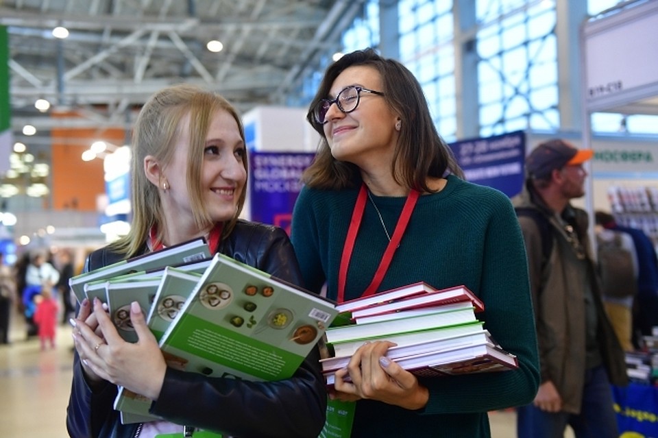 Книжные ярмарки - это то место, где можно прикупить эксклюзивные новинки и даже получить автограф автора!