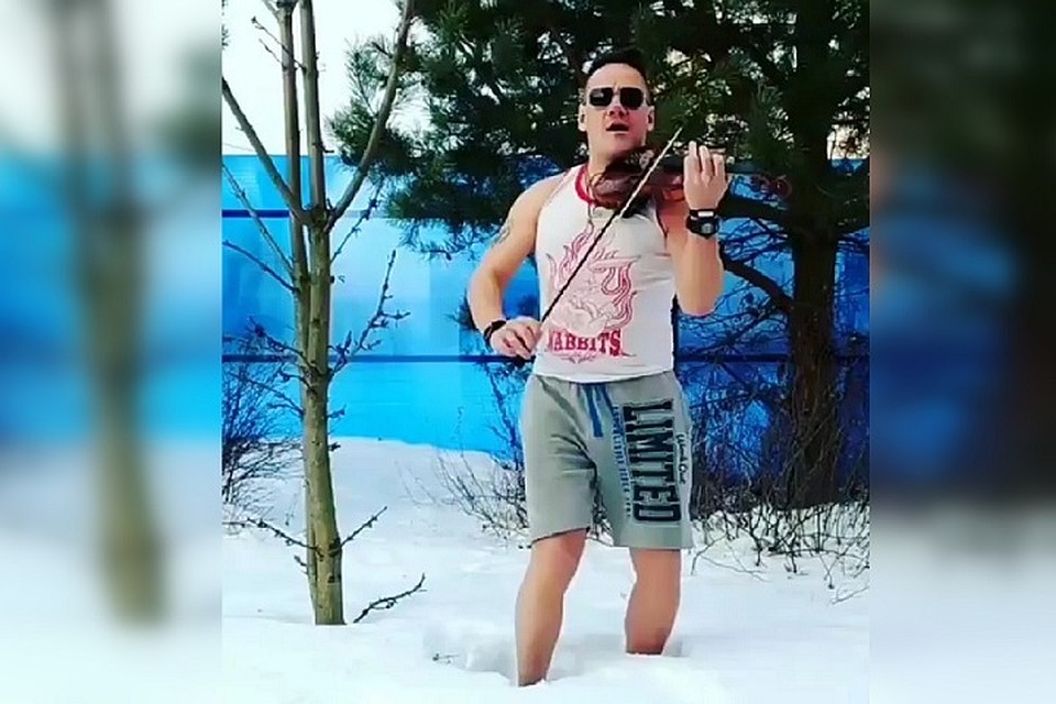 Степан играл мелодию собственного сочинения. Фото: скриншот видео