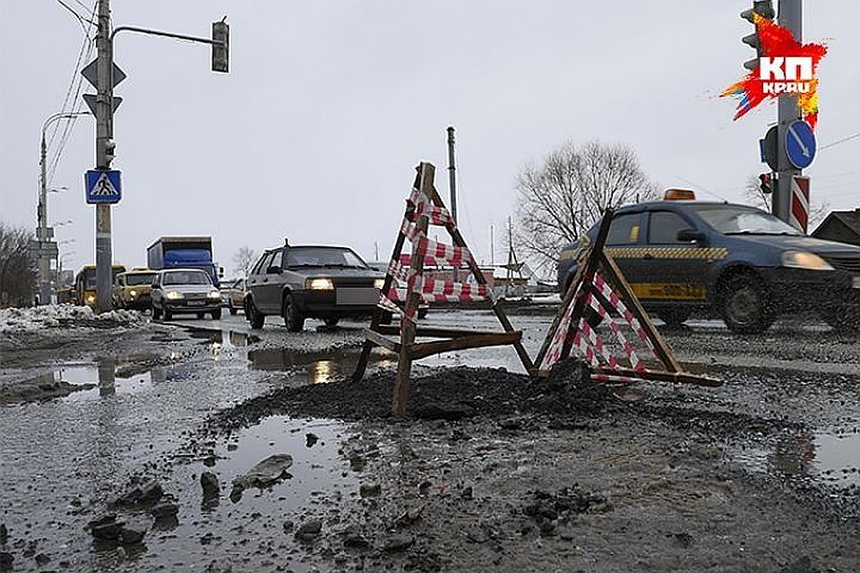 Дорожник оставили неогороженную выбоину. Фото из архива "КП"