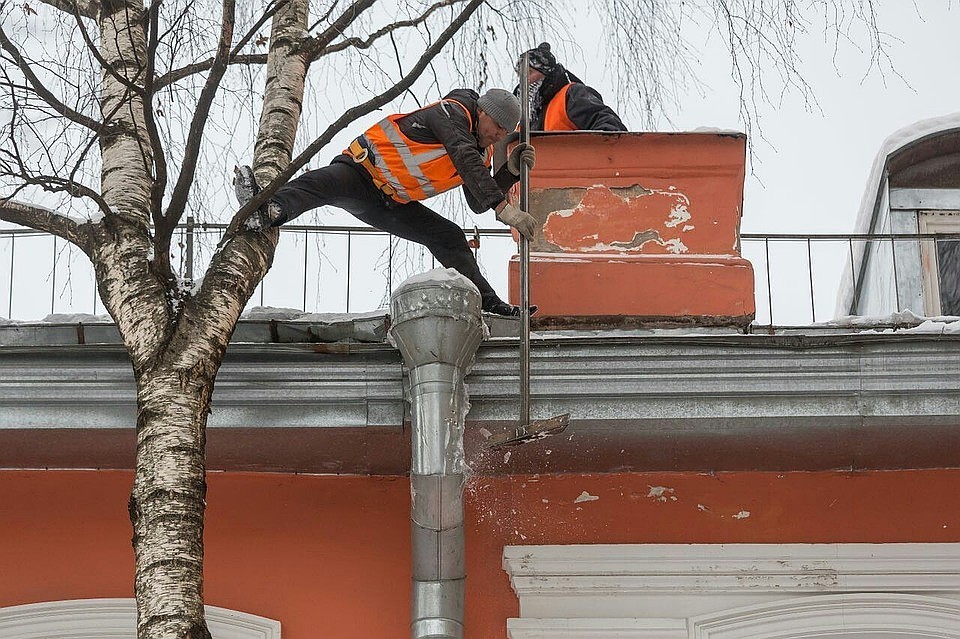 В Петербурге продолжают бороться со снегом