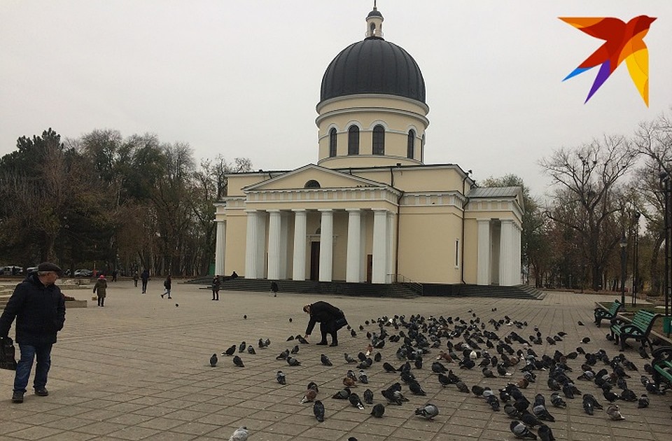 Зима затаилась на время