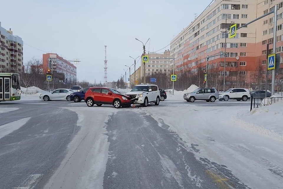 ДТП в Новом Уренгое: два «Ниссана» «встретились» на перекрестке Фото: Госавтоинспекция Ямала