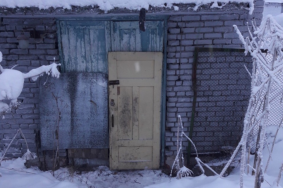 Дверь в новорожденный приют волоньтеры отремонтировали, оастлось застеклить окна и установить печи. Фото: соцсети