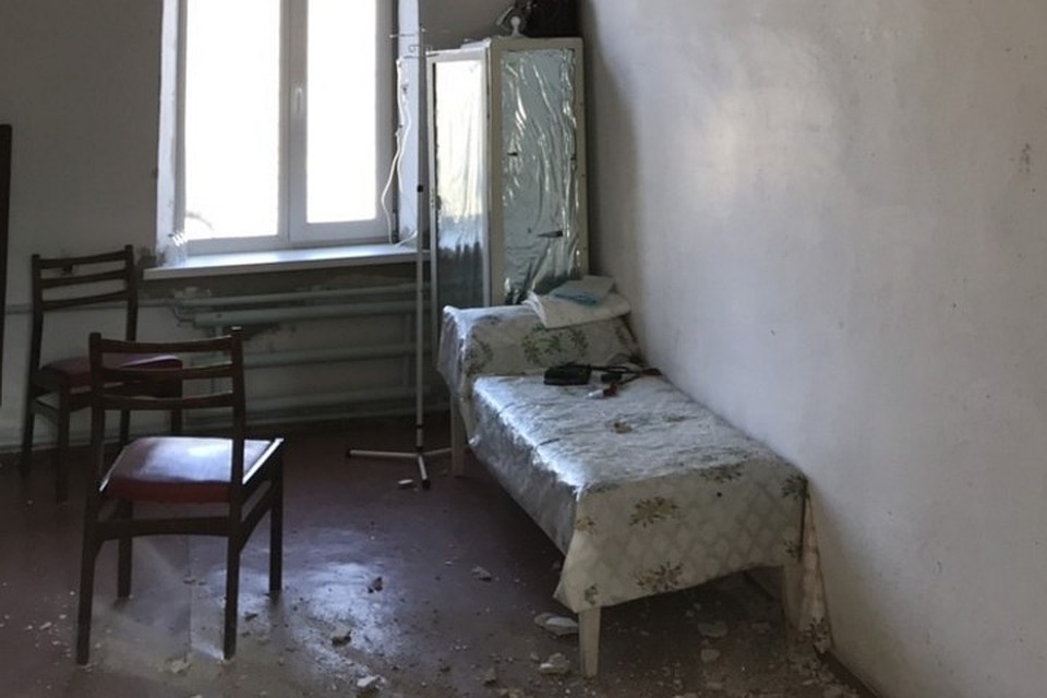Жители села Заречное помнят, как в ФАПе сделали окна и двери. Фото: "Черный список Симферополь"/"Вконтакте"