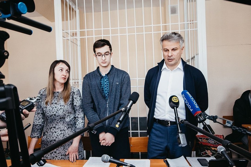 Школьнику-хакеру озвучили приговор в зале суда.