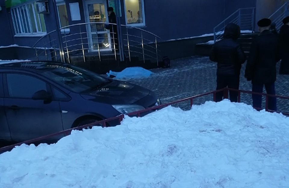 12-летний мальчик сорвался с крыши многоэтажки на Автозаводе.