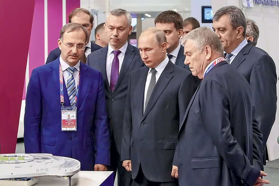 Андрей Травников (второй слева в первом ряду) и Владимир Путин (в центре) на презентации проекта «Академгородок 2.0»