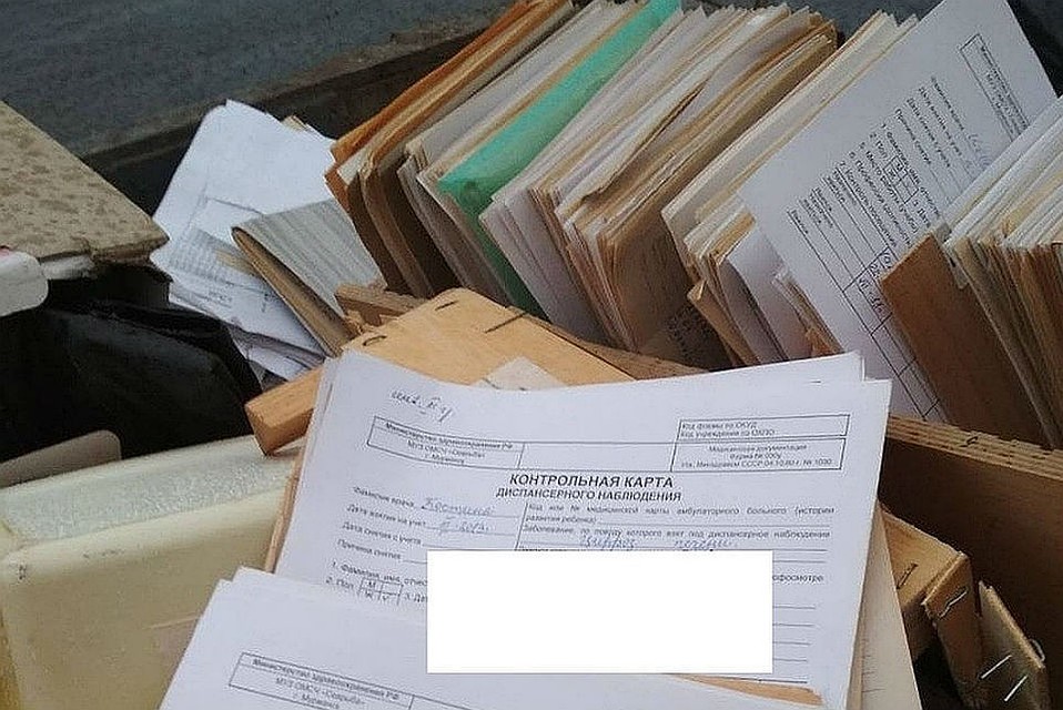 Карты диспансеризации пациентов филиала поликлиники №2 нашли в мусорном контейнере. Фото: vk.com/murmanskgroup