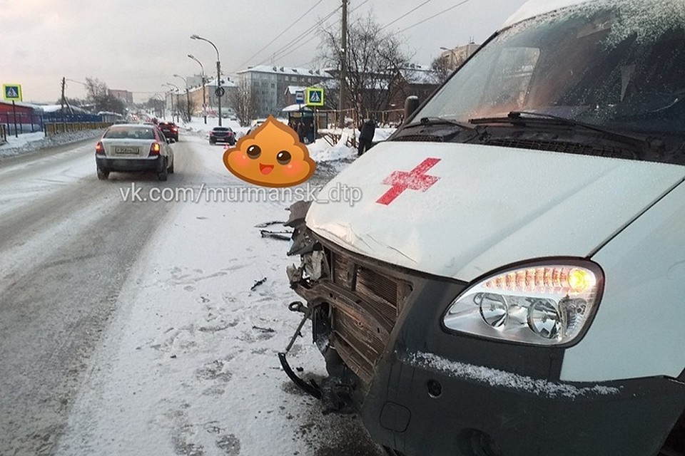 В Мурманске случилась небольшая авария с участием медицинского автомобиля. Фото: Александр Данилевич