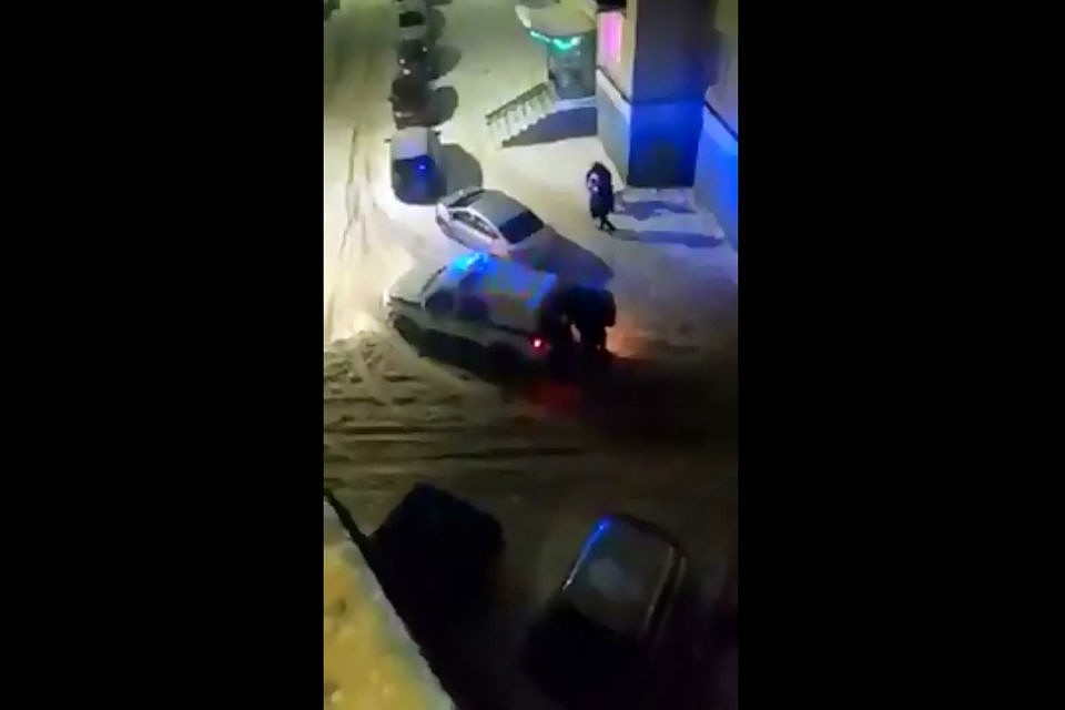 Как отца на глазах у дочери задержали полицейские, очевидец снимал из окна дома. Фото: скриншот видео
