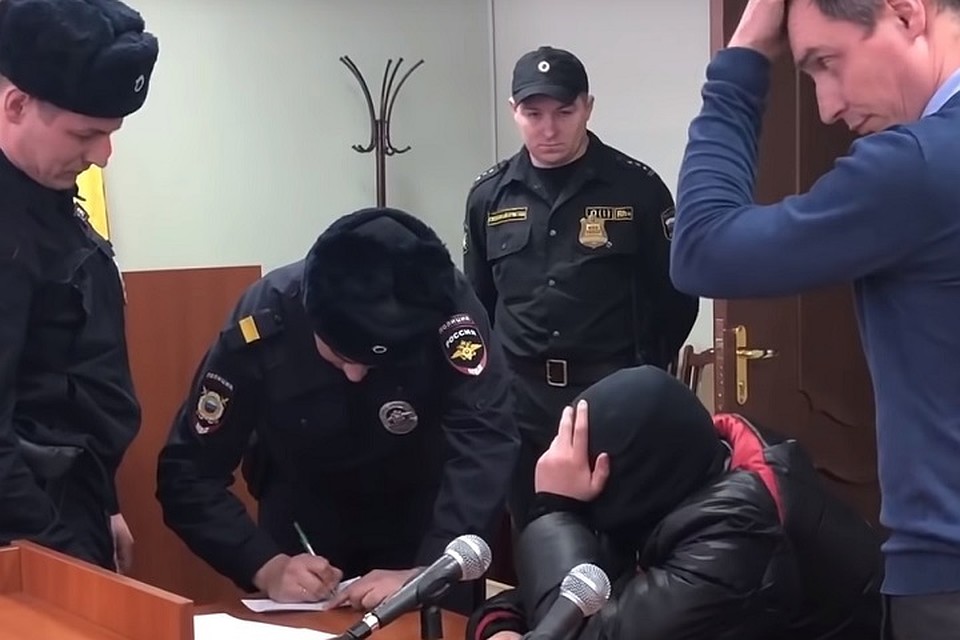 В суде представитель "золотой молодежи" укрывал лицо от камер с помощью капюшона.