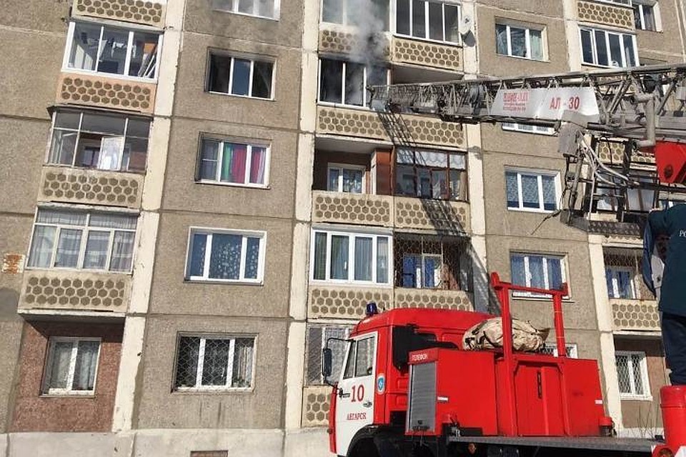 Пожар в Ангарске: из девятиэтажного дома спасли 10 человек.