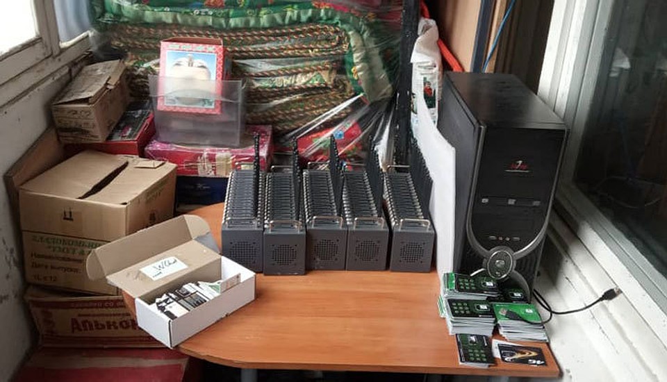 Преступники использовали специальное оборудование: GSM-шлюзы, устройство SIMBOX, а также сим-карты операторов связи.
