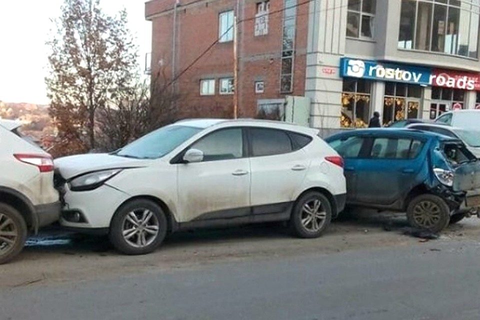 Машины пострадали довольно сильно. Фото: Instagram/rostov_roads