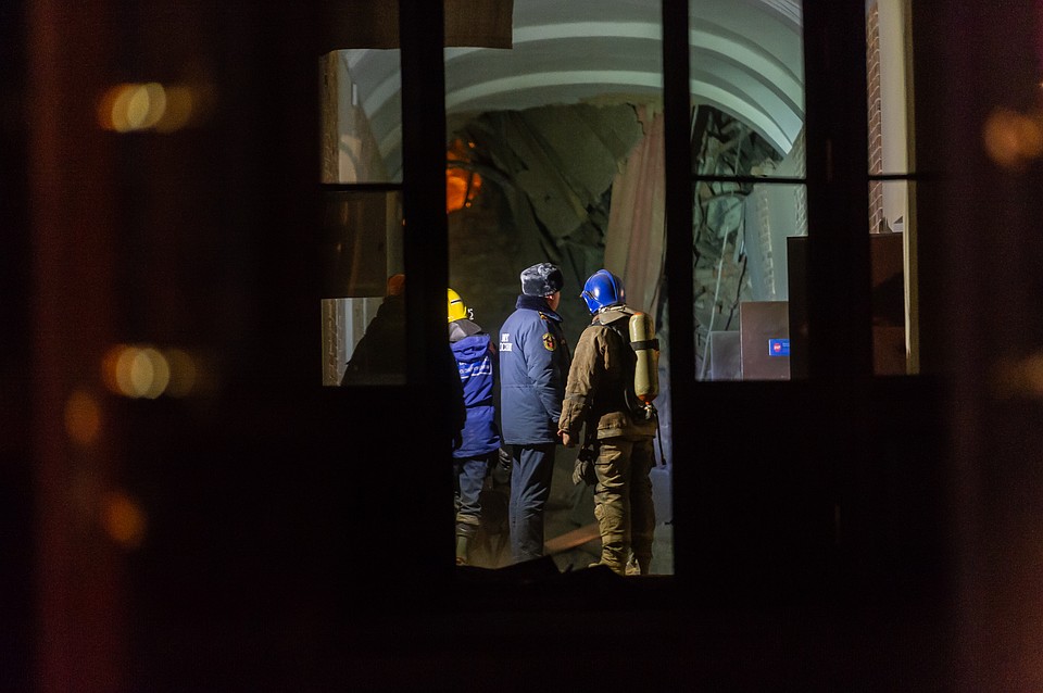 За миг до обрушения в здании было более восьмидесяти человек