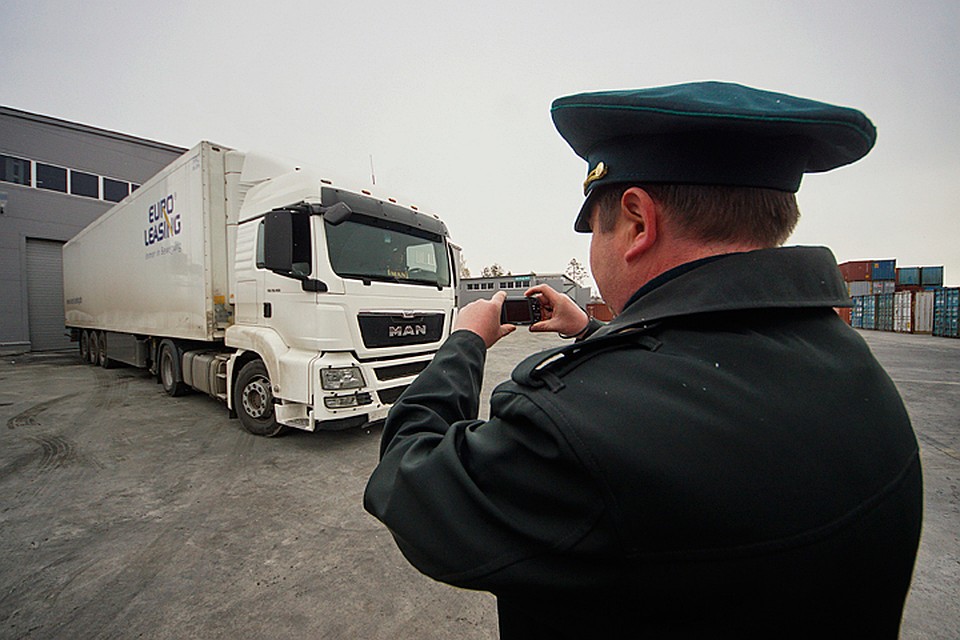 Так как таможня устраивает лишь выборочные проверки, то часть санкционки благополучно проскакивает