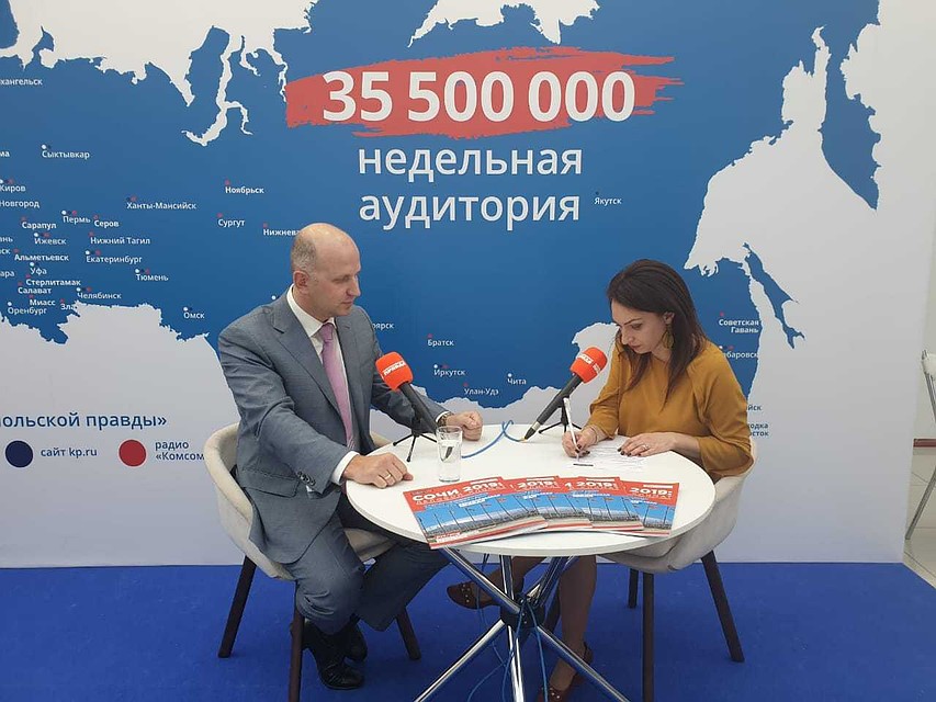 Денис Бражниченко слева, Наталья Корниенко справа