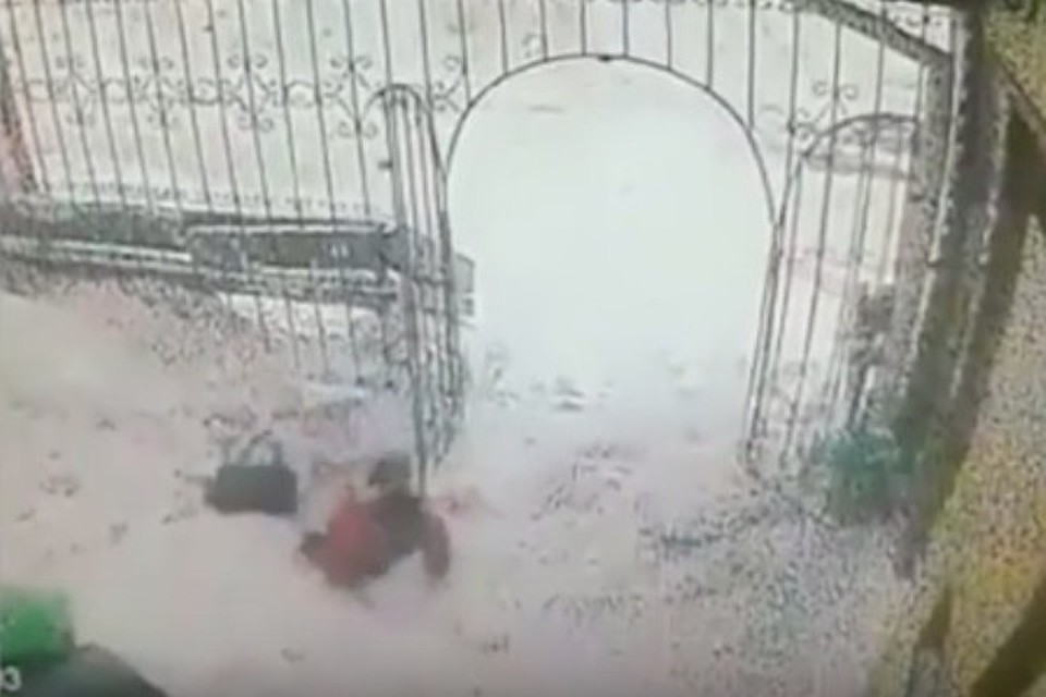 На маленького ребенка упал сугроб с крыши в Междуреченске. Фото: кадр видео youtube