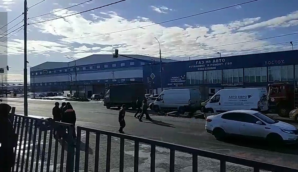 В Москве при транспортировке из фуры выпали бордюры.
