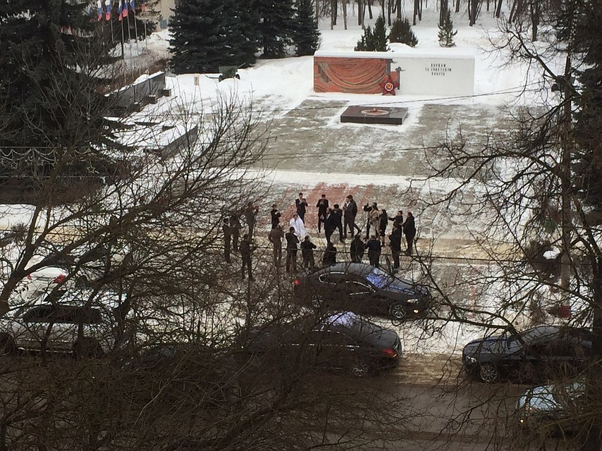 Молодые люди сыграли свадьбу около вечного огня в Арзамасе