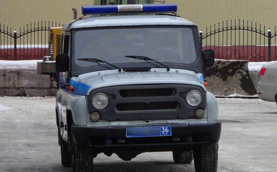 Полицейские разбираются в причинах аварии.