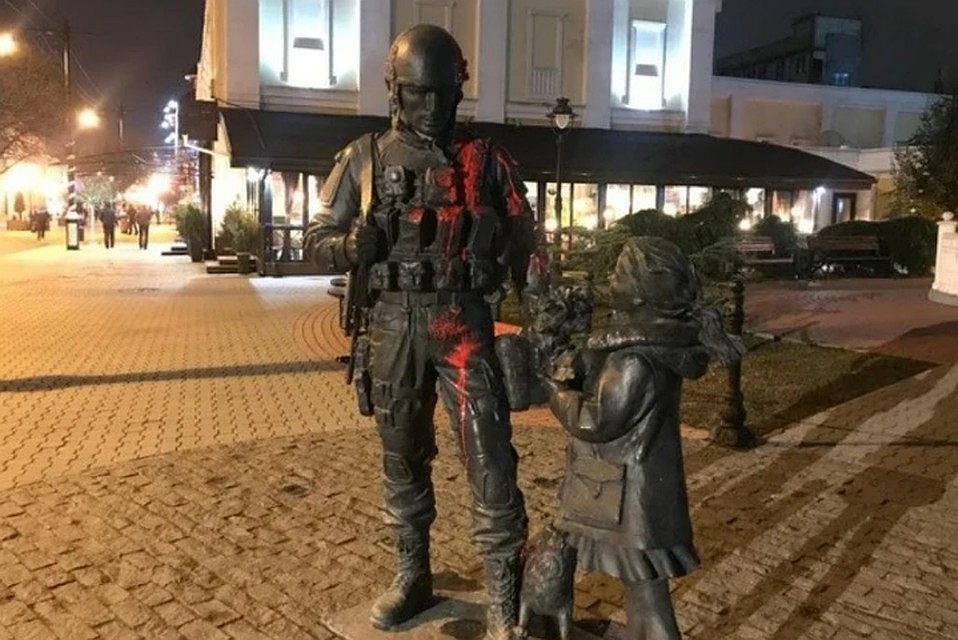 На памятник вылили пол-литра краски. Фото: "Вести Крым"
