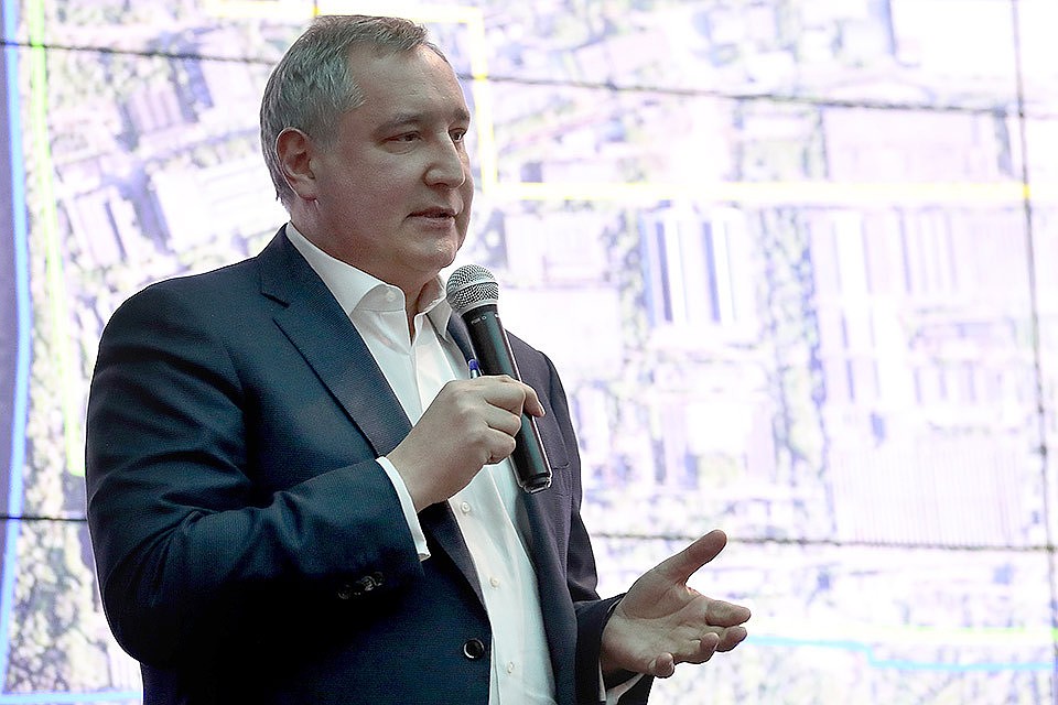 Генеральный директор госкорпорации "Роскосмос" Дмитрий Рогозин во время встречи с сотрудниками Государственного космического научно-производственного центра имени М.В.Хруничева для создания Национального космического центра на его территории. Фото Сергей Савостьянов/ТАСС