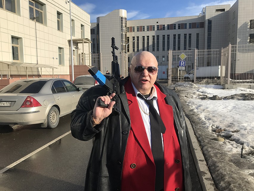 Барецкий с "калашом" приехал встречать Дацика из СИЗО