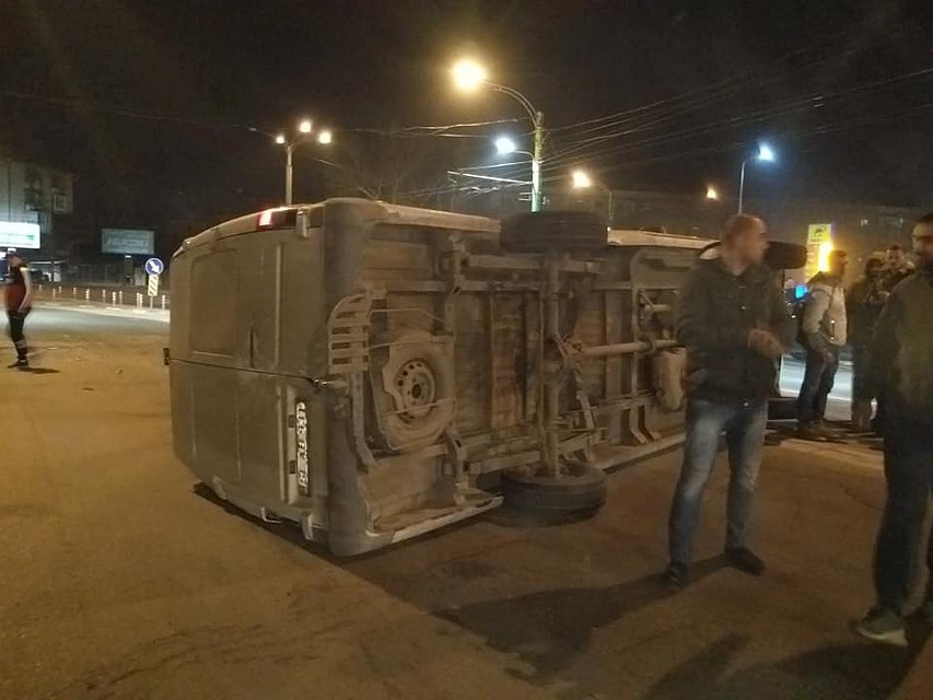 От удара микроавтобус перевернулся