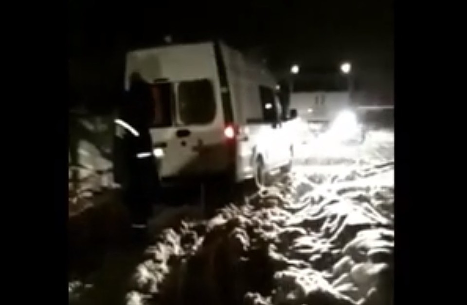 Водитель и местные жители в течение 2 часов пытались вызволить машину скорой помощи из снежного плена, но в итоге вызвали спасателей