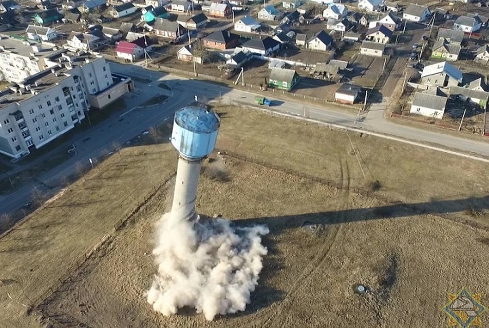 В Ляховичах взорвали 37-метровую аварийную водонапорную башню. Фото: 112.by.