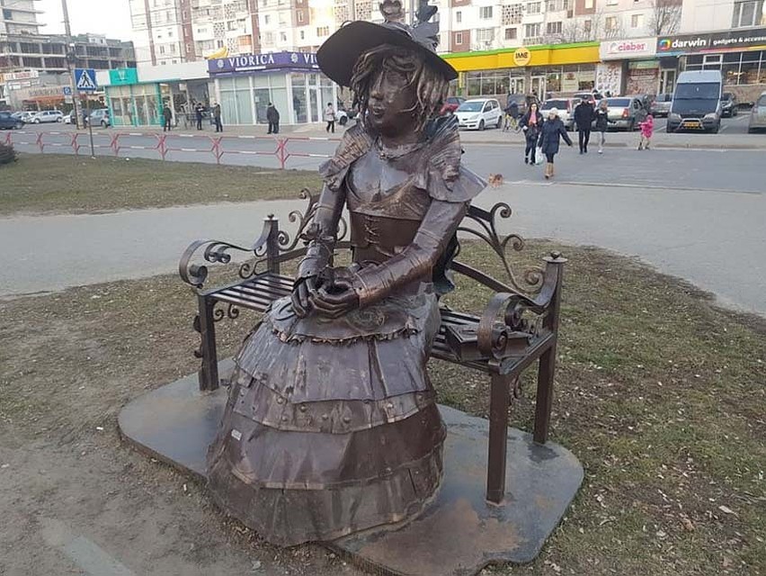 Можно предположить, что девушка ждет пианиста…