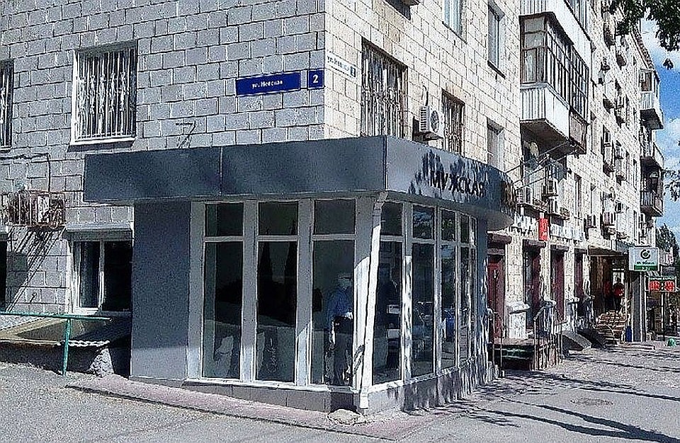Дом укрепили металлическими стяжками, теперь наводят красоту.
