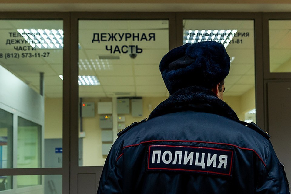 Агрессивного полицейского уволили после служебной проверки