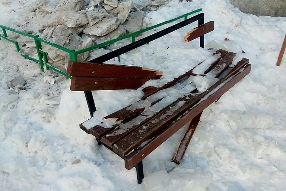 В одном из дворов Тюмени снежной лавиной поломало скамейку. Фото Татьяны Сурмятовой vk.com
