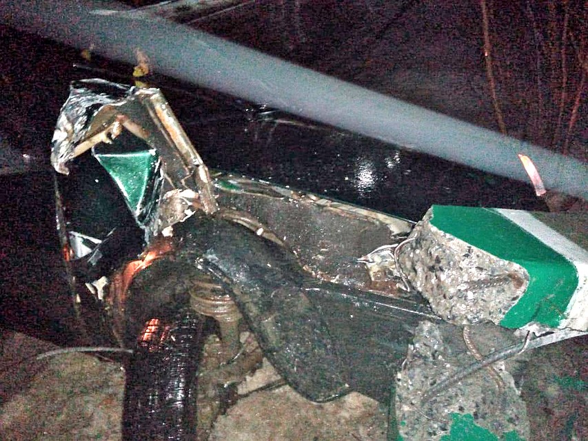 От удара столб рухнул на легковушку