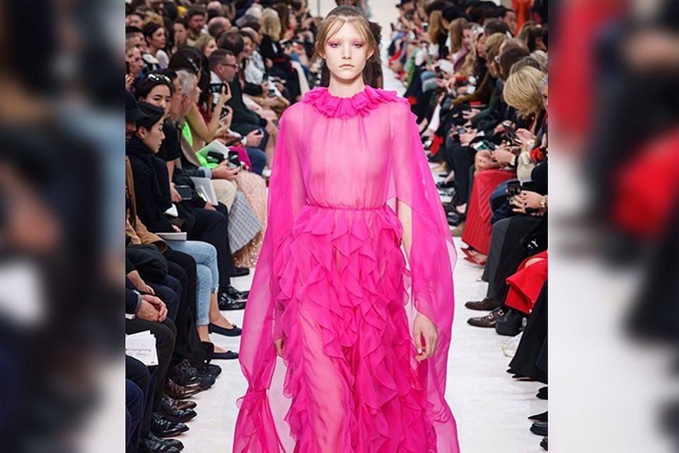 Юная нижегородка прошлась в ярко-розовом платье от Valentino